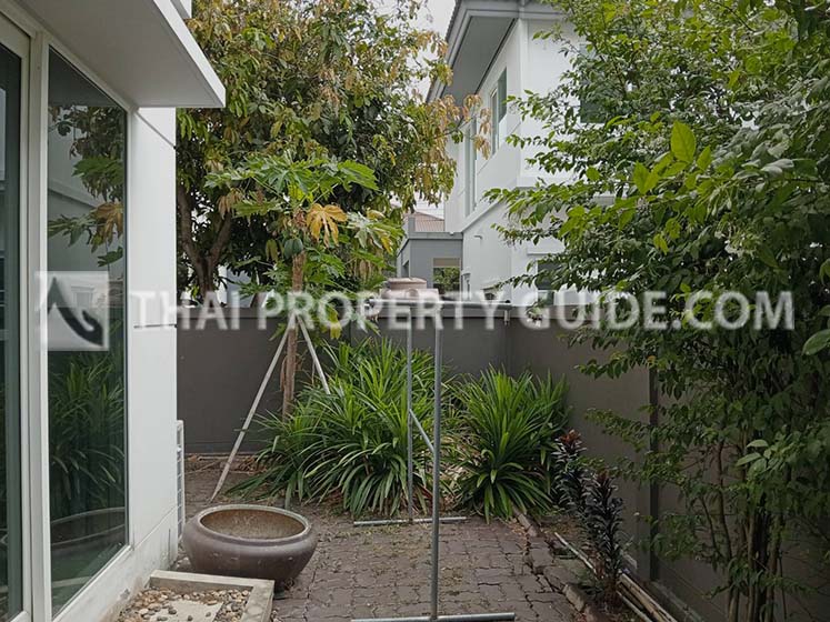 House with Shared Pool in Bangnatrad 